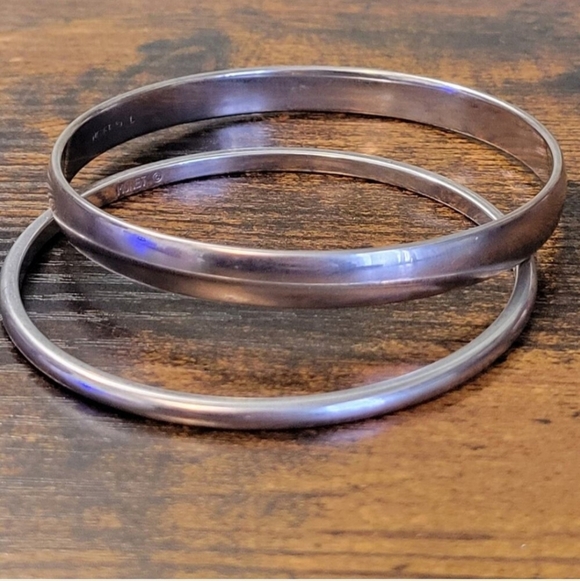 Vintage Monet Silver Tone Bangle Bracelets 2pc Pre-Owned One Size EUC - Picture 2 of 4